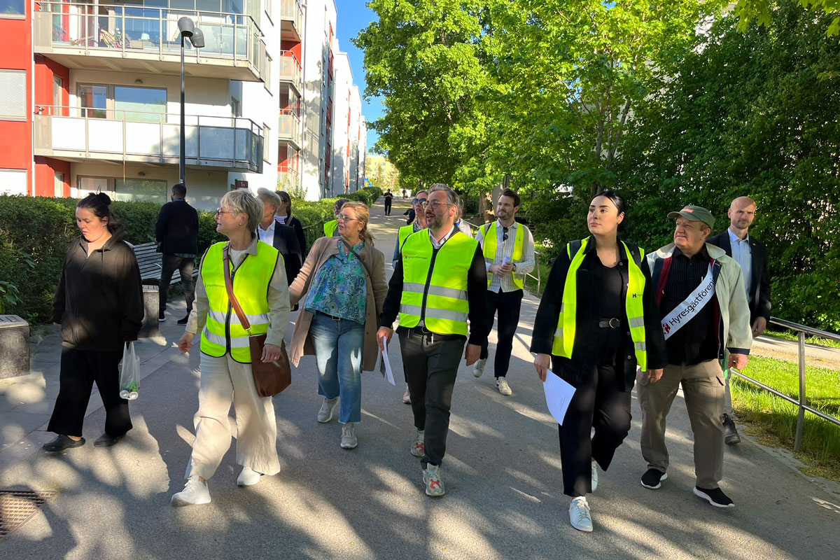 I veckan bjöd Hyresgästföreningen in till en trygghetsvandring där Centerpartiets partiledare Muharrem Demirok deltog för att få en bild av Sätra och Bredäng.