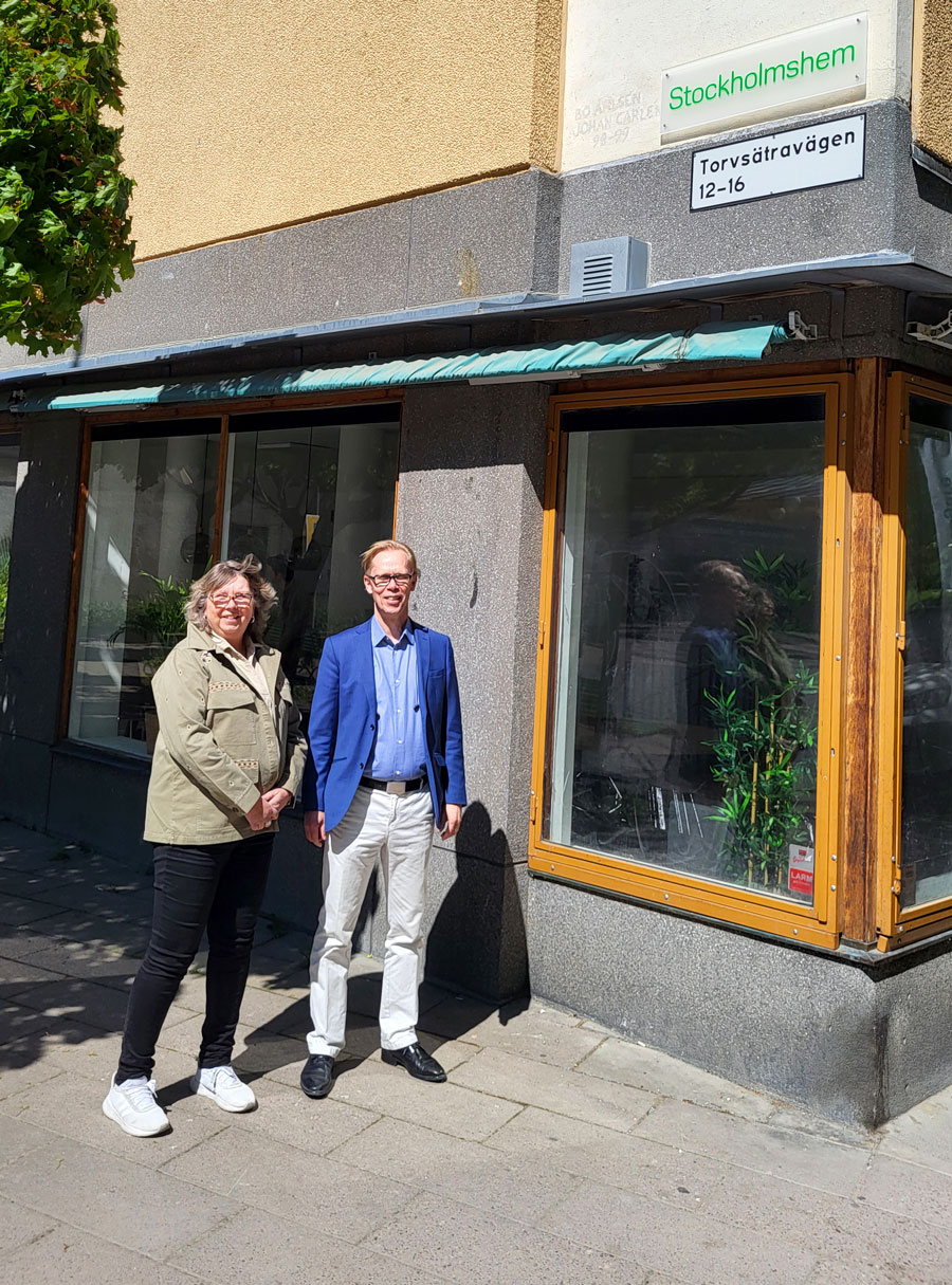Maryanne Vardy, områdeschef på Stockholmshem och Olle Torefeldt som är föreningens ordförande och vice vd på Stockholmshem utanför Mötesplats Sätra.