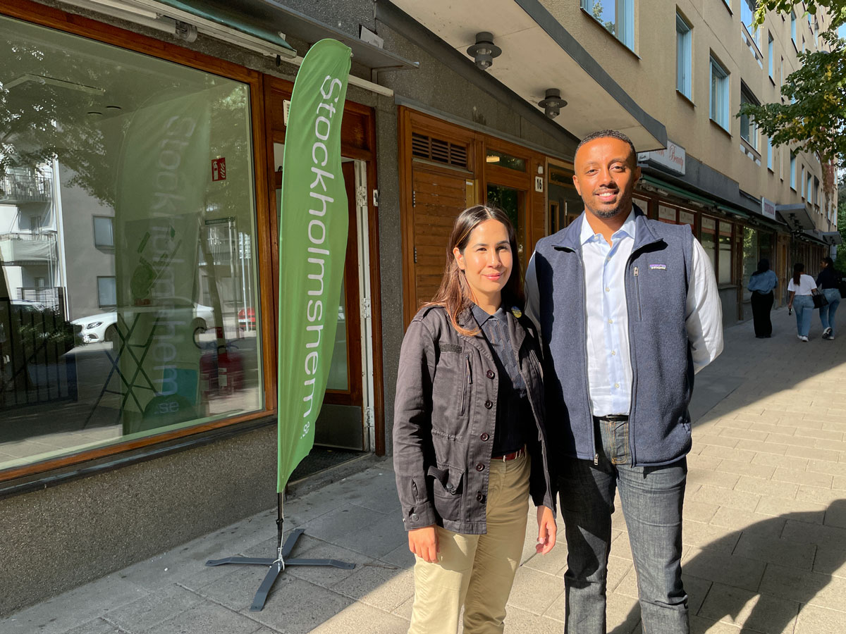 Maria-Elsa Salvo, styrelseordförande för Stockholmshem och Daniel Ghirmatsion, områdesutvecklare på Stockholmshem. Foto: Stockholmshem