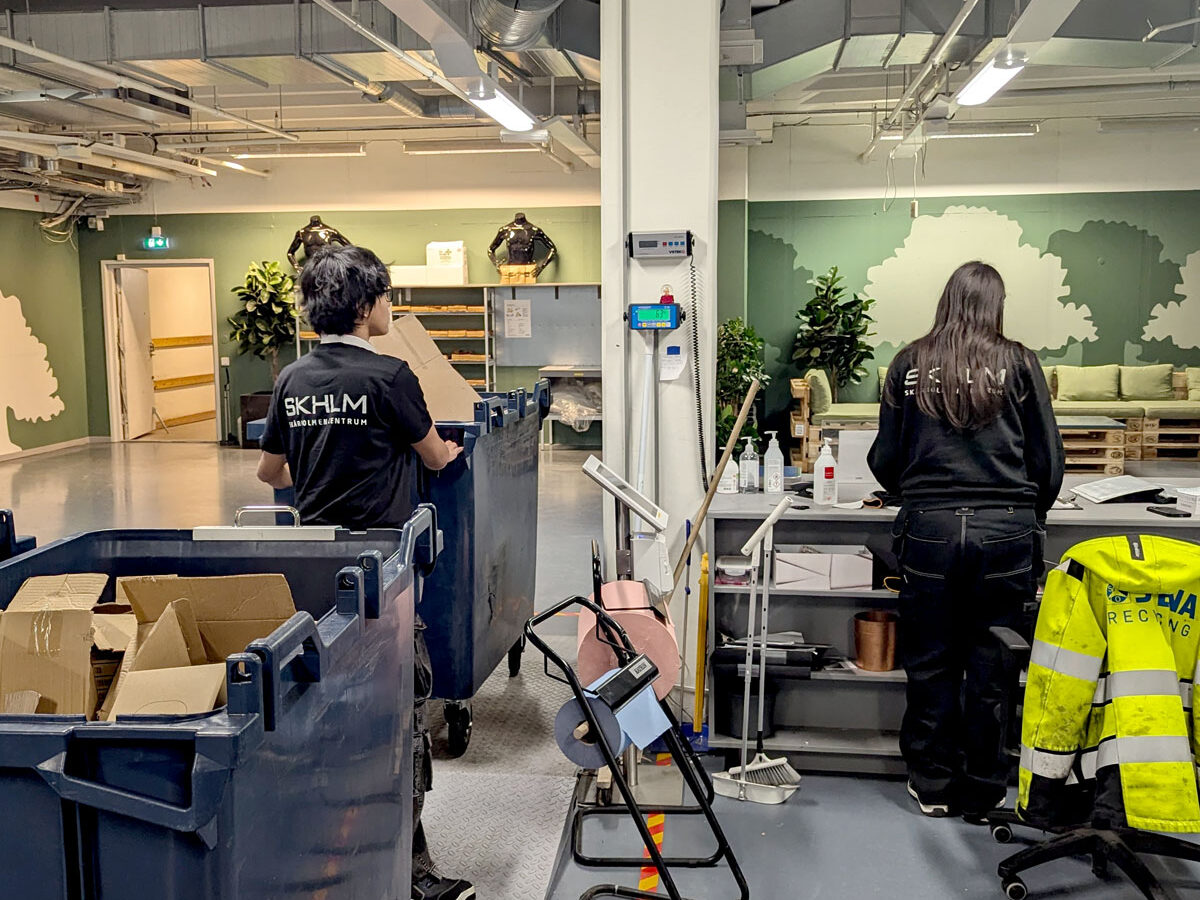 Föreningen tog i samarbete med Skärholmen Centrum och Stena Recycling emot fyra feriearbetande ungdomar under höstlovet. De fick arbeta på Skärholmens centrums hållbarhetshubb som ansvarar för att hantera avfall från centrumets lokalhyresgäster.